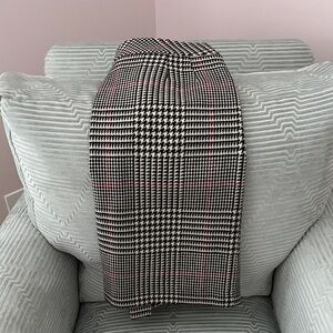 Talbots Stylish Black/White Houndstooth Skirt. Red Accents. 100% Wool. Size 14